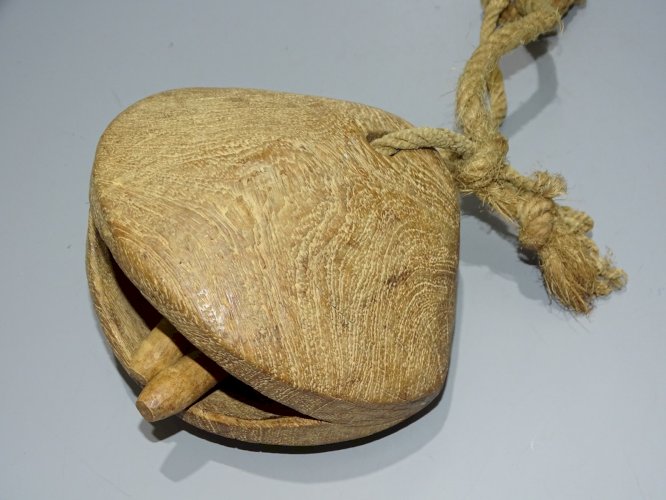 - JOLIE ANCIENNE CLOCHE DE VACHE ou CHAMEAU EN BOIS Djibouti Ethiopie  VITRINE D