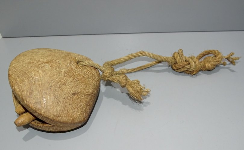 - JOLIE ANCIENNE CLOCHE DE VACHE ou CHAMEAU EN BOIS Djibouti Ethiopie  VITRINE D