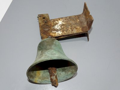 - JOLIE ANCIENNE CLOCHE PORTE D'ENTREE en Bronze  avec SUPPORT METAL ROUILLE   D