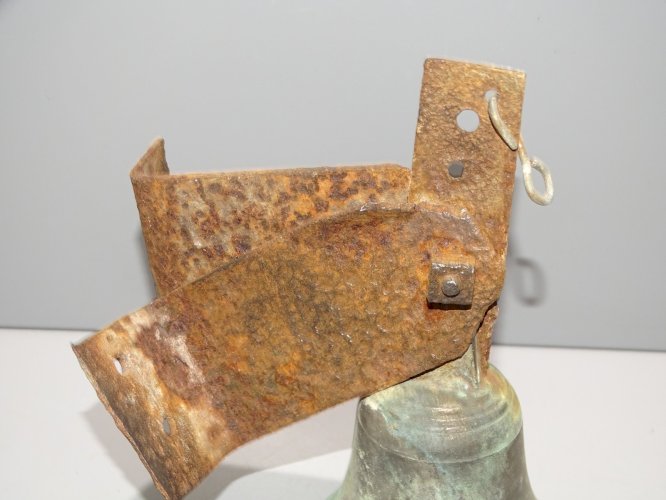 - JOLIE ANCIENNE CLOCHE PORTE D'ENTREE en Bronze  avec SUPPORT METAL ROUILLE   D