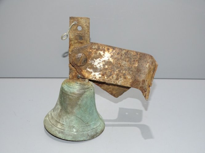 - JOLIE ANCIENNE CLOCHE PORTE D'ENTREE en Bronze  avec SUPPORT METAL ROUILLE   D