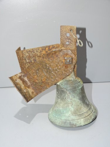 - JOLIE ANCIENNE CLOCHE PORTE D'ENTREE en Bronze  avec SUPPORT METAL ROUILLE   D