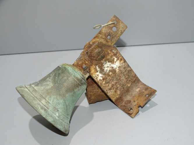 - JOLIE ANCIENNE CLOCHE PORTE D'ENTREE en Bronze  avec SUPPORT METAL ROUILLE   D