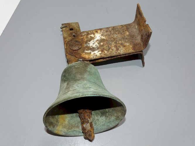 - JOLIE ANCIENNE CLOCHE PORTE D'ENTREE en Bronze  avec SUPPORT METAL ROUILLE   D