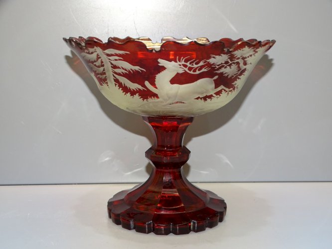 -JOLIE ANCIENNE COUPE SUR PIED CRISTAL de BOHEME ROUGE  COLLECTION VITRINE  D