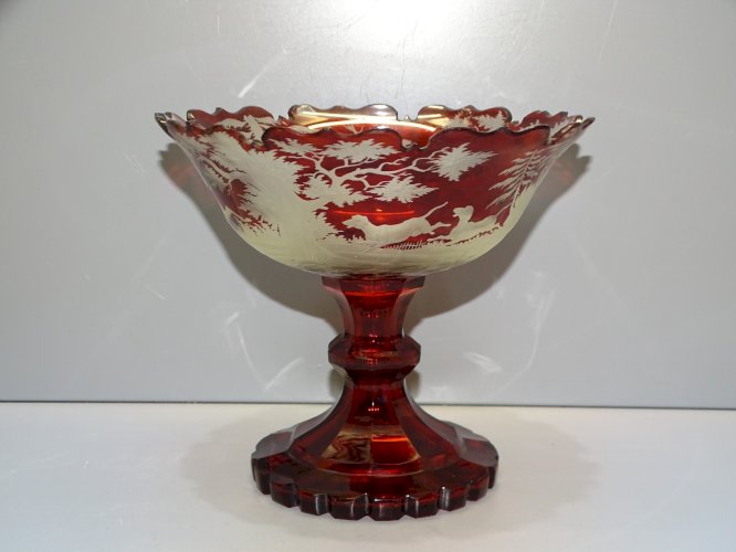 -JOLIE ANCIENNE COUPE SUR PIED CRISTAL de BOHEME ROUGE  COLLECTION VITRINE  D