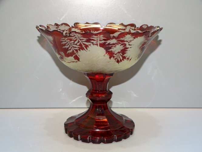 -JOLIE ANCIENNE COUPE SUR PIED CRISTAL de BOHEME ROUGE  COLLECTION VITRINE  D