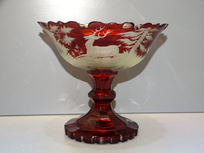 -JOLIE ANCIENNE COUPE SUR PIED CRISTAL de BOHEME ROUGE  COLLECTION VITRINE  D