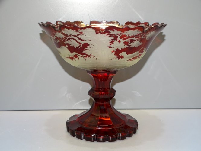 -JOLIE ANCIENNE COUPE SUR PIED CRISTAL de BOHEME ROUGE  COLLECTION VITRINE  D