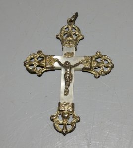 -JOLIE ANCIENNE CROIX PENDENTIF EN NACRE et ARGENT Poinçon crabe RELIGION   D