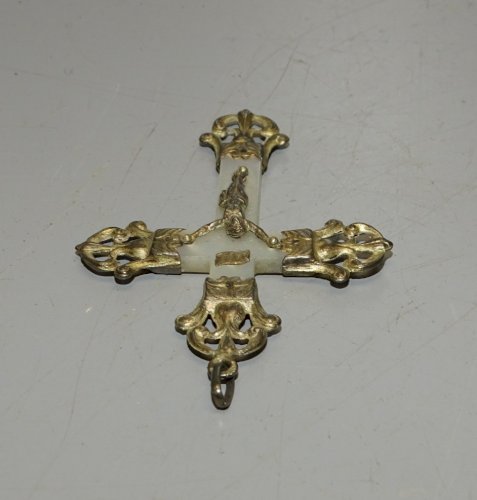 -JOLIE ANCIENNE CROIX PENDENTIF EN NACRE et ARGENT Poinçon crabe RELIGION   D