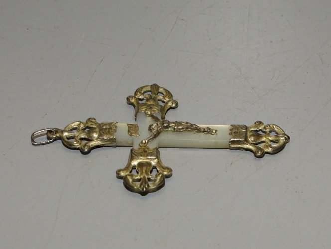 -JOLIE ANCIENNE CROIX PENDENTIF EN NACRE et ARGENT Poinçon crabe RELIGION   D