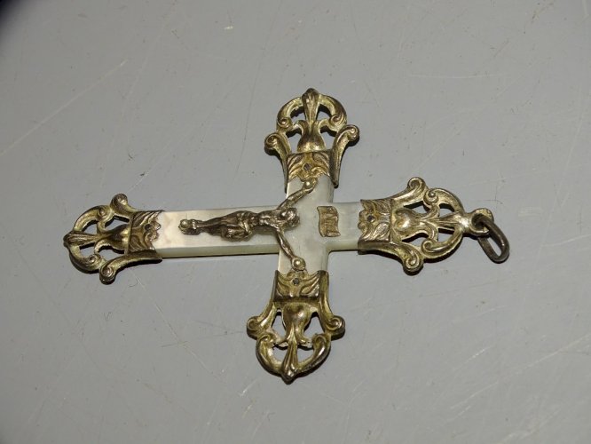 -JOLIE ANCIENNE CROIX PENDENTIF EN NACRE et ARGENT Poinçon crabe RELIGION   D