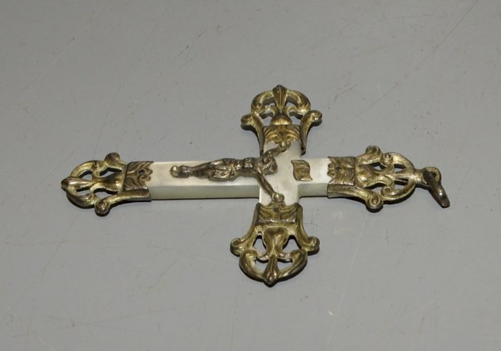 -JOLIE ANCIENNE CROIX PENDENTIF EN NACRE et ARGENT Poinçon crabe RELIGION   D
