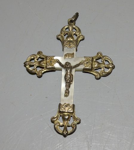 -JOLIE ANCIENNE CROIX PENDENTIF EN NACRE et ARGENT Poinçon crabe RELIGION   D