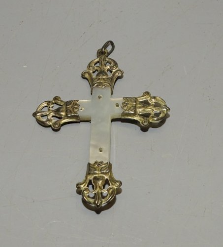 -JOLIE ANCIENNE CROIX PENDENTIF EN NACRE et ARGENT Poinçon crabe RELIGION   D