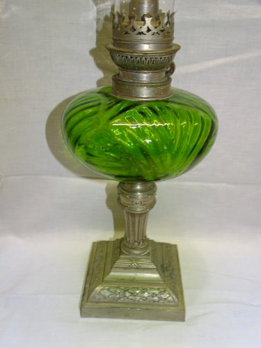 -JOLIE ANCIENNE LAMPE A PETROLE PIED REGULE BOL COULEUR VERTE