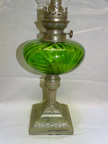 -JOLIE ANCIENNE LAMPE A PETROLE PIED REGULE BOL COULEUR VERTE