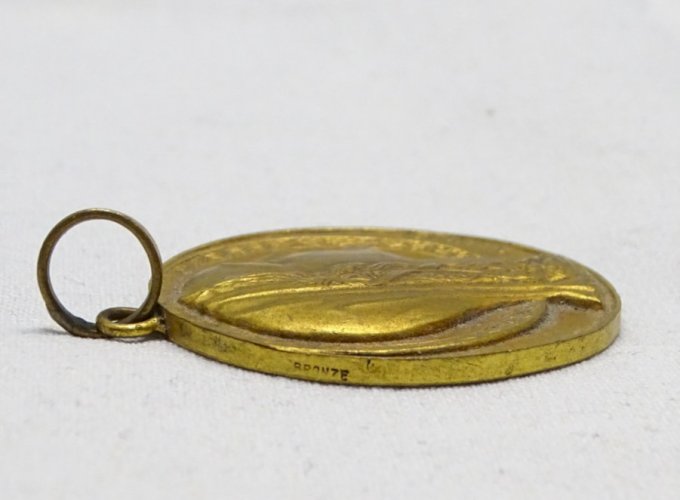- JOLIE ANCIENNE MEDAILLE EN BRONZE Doré signée R.TSCHUDIN VIERGE AUREOLEE    D