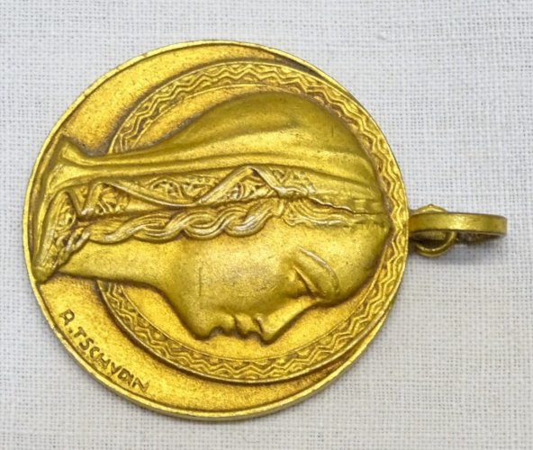 - JOLIE ANCIENNE MEDAILLE EN BRONZE Doré signée R.TSCHUDIN VIERGE AUREOLEE    D