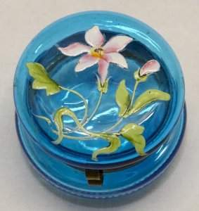 - JOLIE ANCIENNE PETITE BOITE A PILULES EN VERRE BLEU avec FLEUR EMAILLEE    D