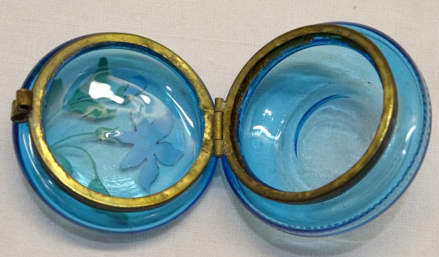 - JOLIE ANCIENNE PETITE BOITE A PILULES EN VERRE BLEU avec FLEUR EMAILLEE    D
