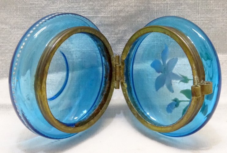 - JOLIE ANCIENNE PETITE BOITE A PILULES EN VERRE BLEU avec FLEUR EMAILLEE    D