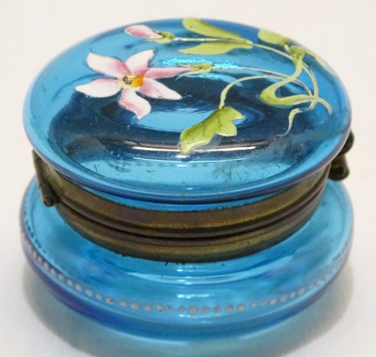 - JOLIE ANCIENNE PETITE BOITE A PILULES EN VERRE BLEU avec FLEUR EMAILLEE    D