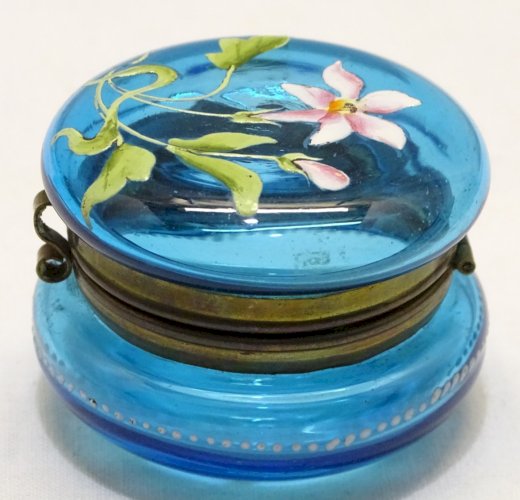 - JOLIE ANCIENNE PETITE BOITE A PILULES EN VERRE BLEU avec FLEUR EMAILLEE    D