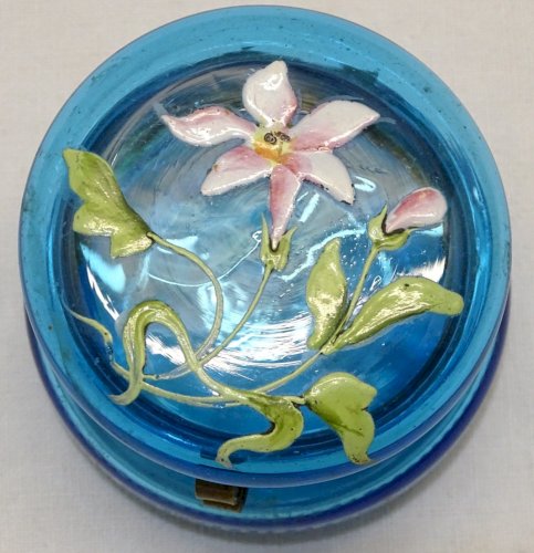 - JOLIE ANCIENNE PETITE BOITE A PILULES EN VERRE BLEU avec FLEUR EMAILLEE    D