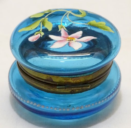 - JOLIE ANCIENNE PETITE BOITE A PILULES EN VERRE BLEU avec FLEUR EMAILLEE    D