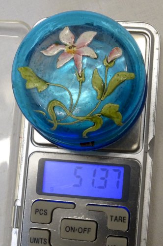 - JOLIE ANCIENNE PETITE BOITE A PILULES EN VERRE BLEU avec FLEUR EMAILLEE    D