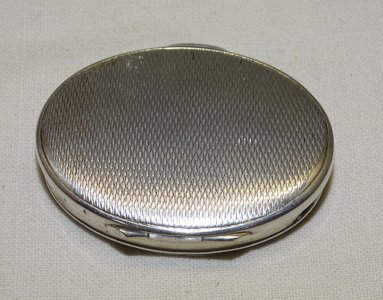 -JOLIE ANCIENNE PETITE BOITE à PILULES METAL ARGENTE avec peinture intérieure  D