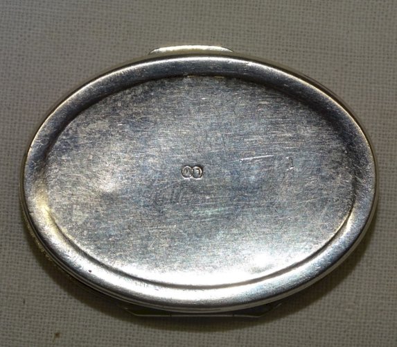 -JOLIE ANCIENNE PETITE BOITE à PILULES METAL ARGENTE avec peinture intérieure  D