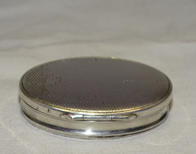 -JOLIE ANCIENNE PETITE BOITE à PILULES METAL ARGENTE avec peinture intérieure  D
