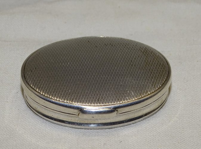 -JOLIE ANCIENNE PETITE BOITE à PILULES METAL ARGENTE avec peinture intérieure  D