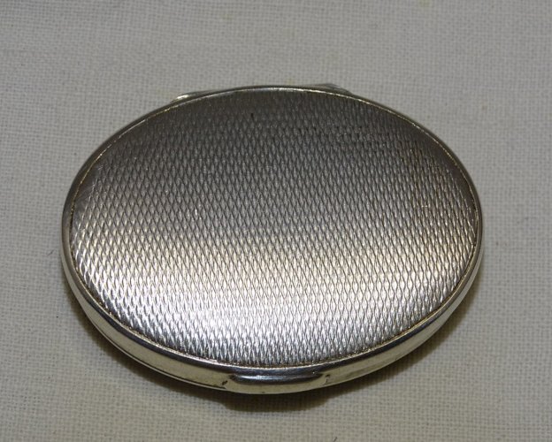 -JOLIE ANCIENNE PETITE BOITE à PILULES METAL ARGENTE avec peinture intérieure  D