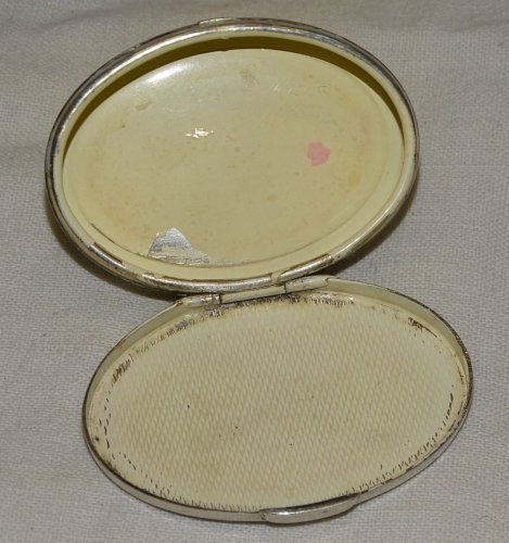 -JOLIE ANCIENNE PETITE BOITE à PILULES METAL ARGENTE avec peinture intérieure  D