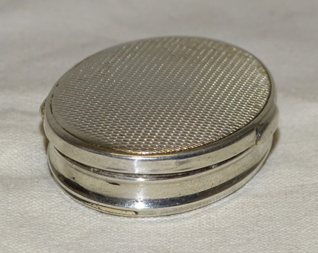 -JOLIE ANCIENNE PETITE BOITE à PILULES METAL ARGENTE avec peinture intérieure  D