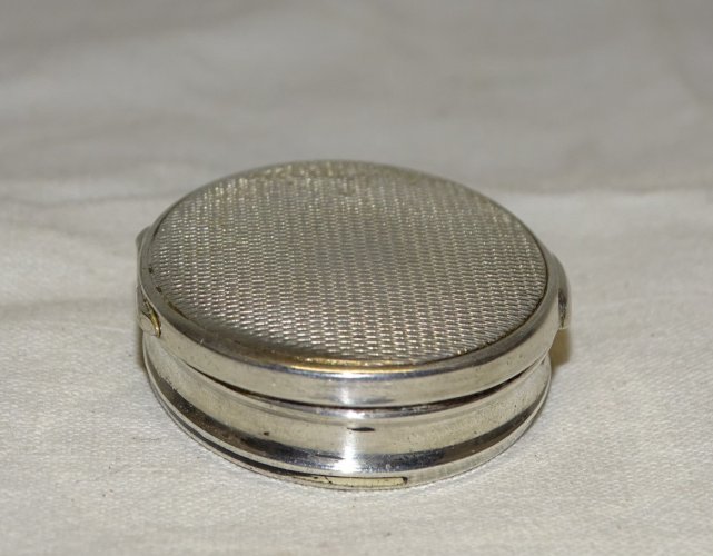 -JOLIE ANCIENNE PETITE BOITE à PILULES METAL ARGENTE avec peinture intérieure  D