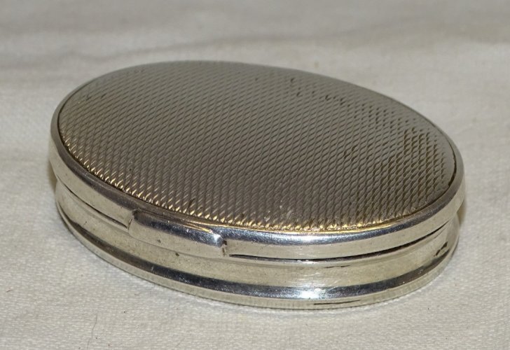 -JOLIE ANCIENNE PETITE BOITE à PILULES METAL ARGENTE avec peinture intérieure  D