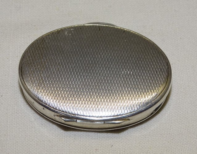 -JOLIE ANCIENNE PETITE BOITE à PILULES METAL ARGENTE avec peinture intérieure  D