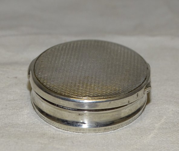 -JOLIE ANCIENNE PETITE BOITE à PILULES METAL ARGENTE avec peinture intérieure  D
