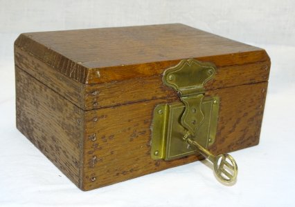 -JOLIE ANCIENNE PETITE BOITE EN BOIS (CHÊNE) AVEC CLE CLEF qui fonctionne    D