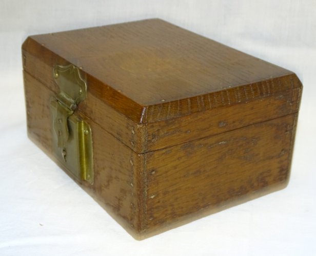 -JOLIE ANCIENNE PETITE BOITE EN BOIS (CHÊNE) AVEC CLE CLEF qui fonctionne    D