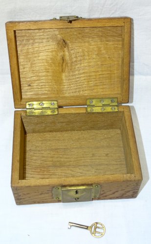 -JOLIE ANCIENNE PETITE BOITE EN BOIS (CHÊNE) AVEC CLE CLEF qui fonctionne    D