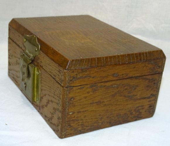 -JOLIE ANCIENNE PETITE BOITE EN BOIS (CHÊNE) AVEC CLE CLEF qui fonctionne    D