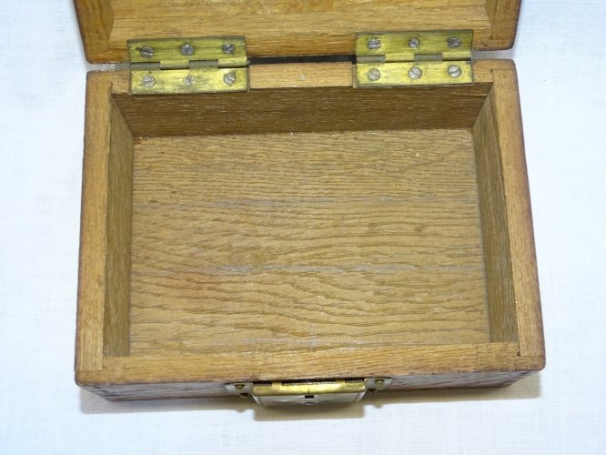 -JOLIE ANCIENNE PETITE BOITE EN BOIS (CHÊNE) AVEC CLE CLEF qui fonctionne    D