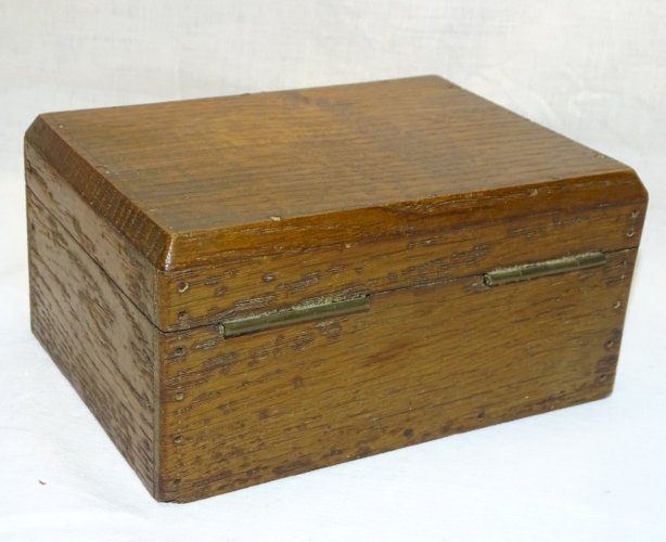 -JOLIE ANCIENNE PETITE BOITE EN BOIS (CHÊNE) AVEC CLE CLEF qui fonctionne    D