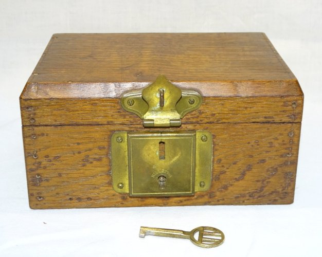-JOLIE ANCIENNE PETITE BOITE EN BOIS (CHÊNE) AVEC CLE CLEF qui fonctionne    D